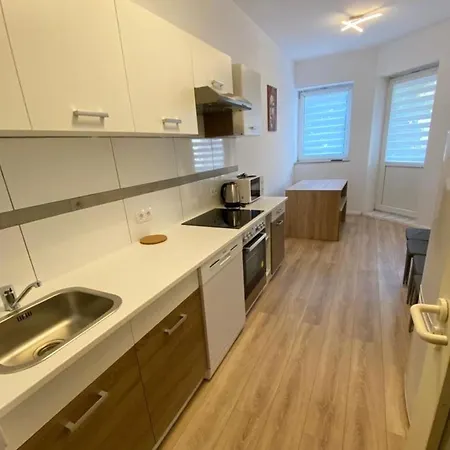 Spacious With Balcony In アパート ドゥイスブルグ